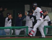 ２ランを放ち井端監督に迎えられる森下（撮影・金田祐二）