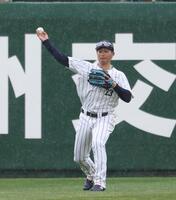 ５回から中堅の守備についた阪神・森下翔太＝ひなたサンマリンスタジアム宮崎（撮影・伊藤笙子）