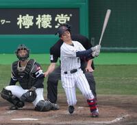 ３回、左越え２ランを放つ坂本（撮影・金田祐二）