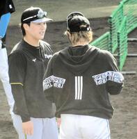 新庄監督（背中）にあいさつする伏見