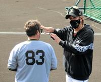 小谷野打撃チーフコーチ（背中）と話す新庄監督