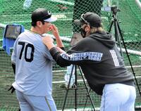 田中内野守備走塁コーチ（左）と談笑する新庄監督