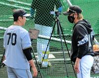 田中内野守備走塁コーチ（左）と会話を交わす新庄監督