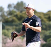 投球練習を終え、ファンからの拍手に照れる菊池（撮影・伊藤笙子）