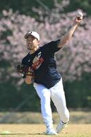 キャッチボールする菊池