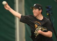 ブルペンでピッチングをする戸郷（撮影・開出牧）