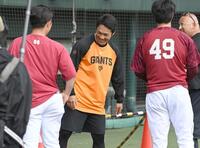 試合前、今野（左）ら楽天ナインと談笑する則本（中央）＝撮影・開出牧