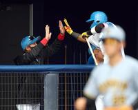 ４回、２ランを放ったカストロを迎える新庄監督（撮影・山口登）