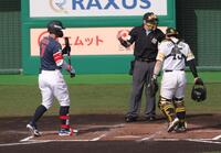 １回、打席に入るのが遅れ１ストライク取られる佐藤輝（撮影・金田祐二）