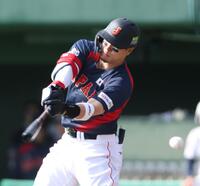 １回、空振り三振に倒れる佐藤輝（撮影・伊藤笙子）