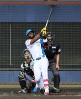 ４回、左越えに２ランを放つカストロ（捕手・伏見）＝撮影・山口登