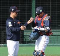 ２回、ピッチコムの機器を交換する捕手・若月