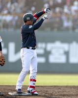 ９回、左線へ二塁打を放ち、塁上でポーズを決める森下（撮影・伊藤笙子）