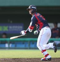 ９回、左線へ二塁打を放つ森下（撮影・伊藤笙子）