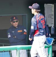 ２回終了、ベンチに戻る隅田（右）と井端監督