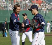 　５回を投げ終え、好捕を見せた牧原大（右）とタッチを交わす高橋宏