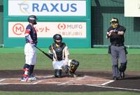 １回、ピッチクロックに違反した佐藤輝（左）