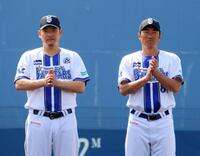 キャンプを打ち上げ手締めをする相川監督（右）と筒香