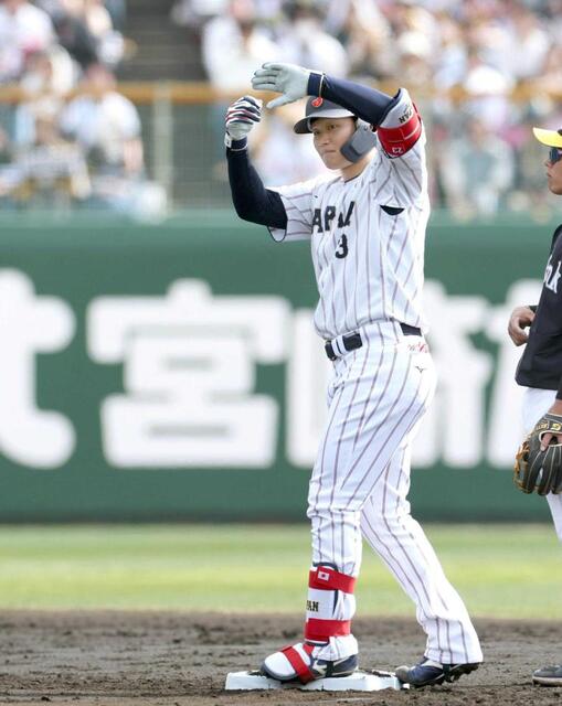 １回、２点二塁打を放ち、ポーズを決める森下（撮影・伊藤笙子）