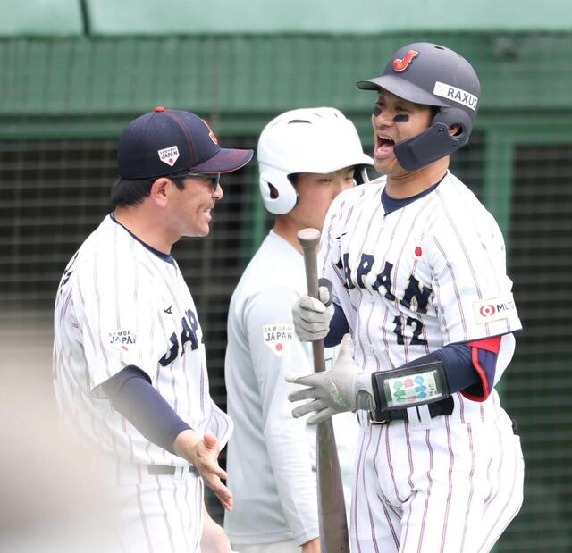 ３回、左越え２ランを放ち、松田コーチ（左）に迎えられる坂本