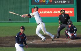 ８回、３ランを放つ秋広（撮影・金田祐二）