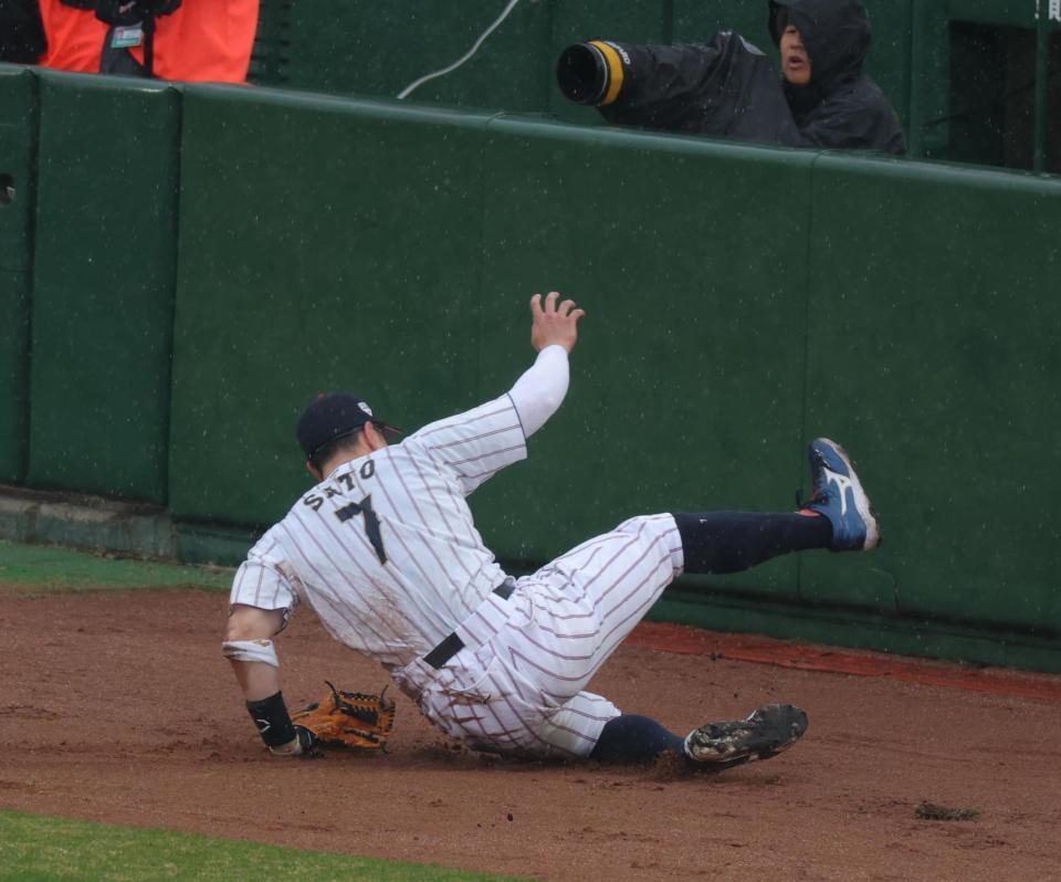 ソフトバンク・秋広のファウルにで滑り、ユニホームを汚す佐藤輝（撮影・金田祐二）