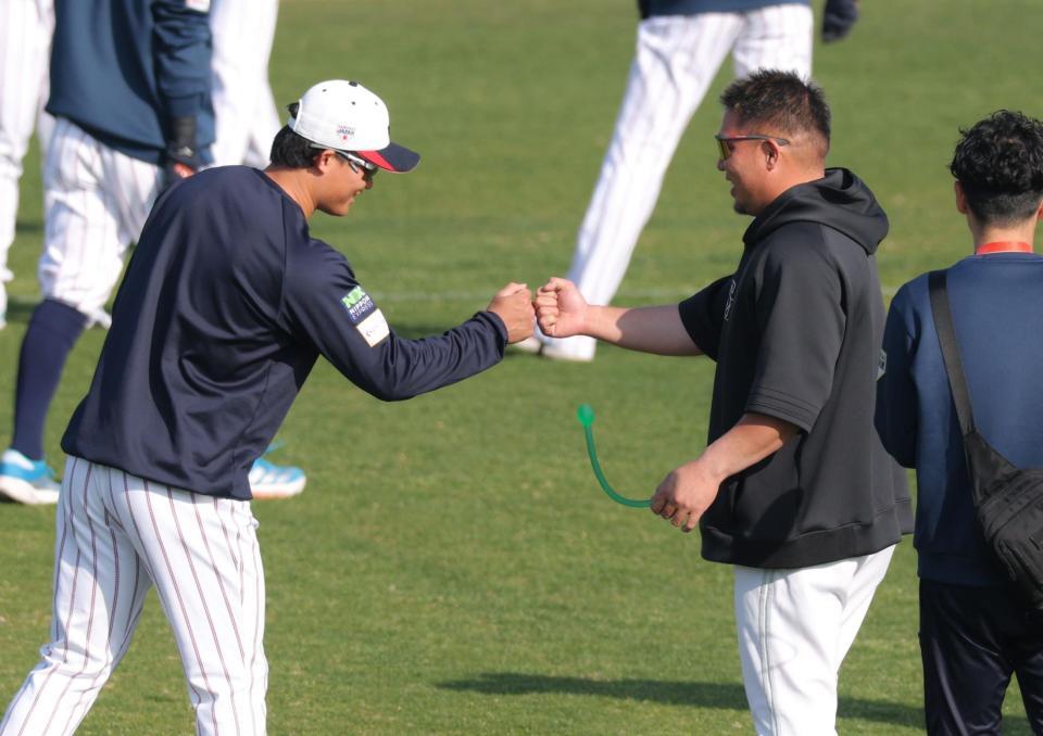 山川とグータッチする森下（撮影・金田祐二）