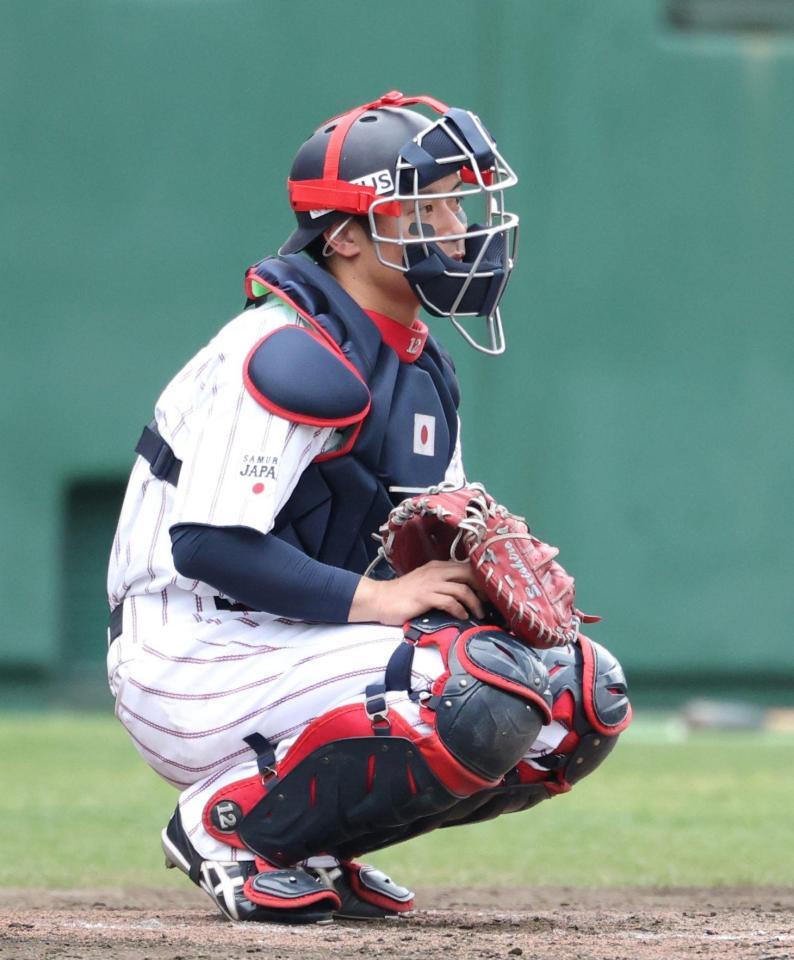 右足のレガースにつけたピッチコムを操作する坂本（撮影・伊藤笙子）