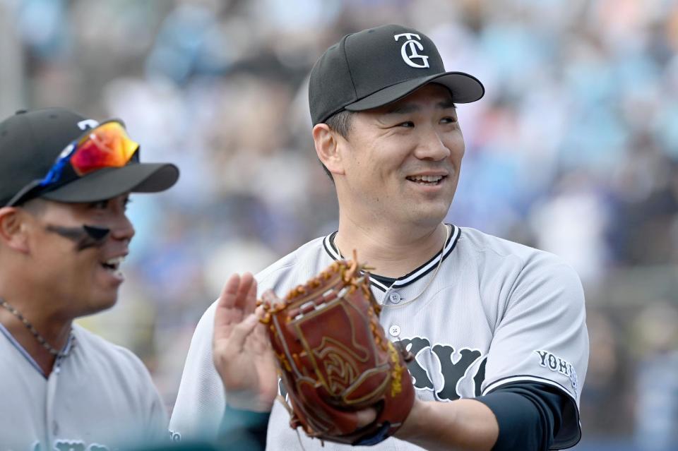 ３回、村松を遊ゴロに打ち取り、ルーキーの知念（左）らナインとタッチを交わす田中将（撮影・開出牧）