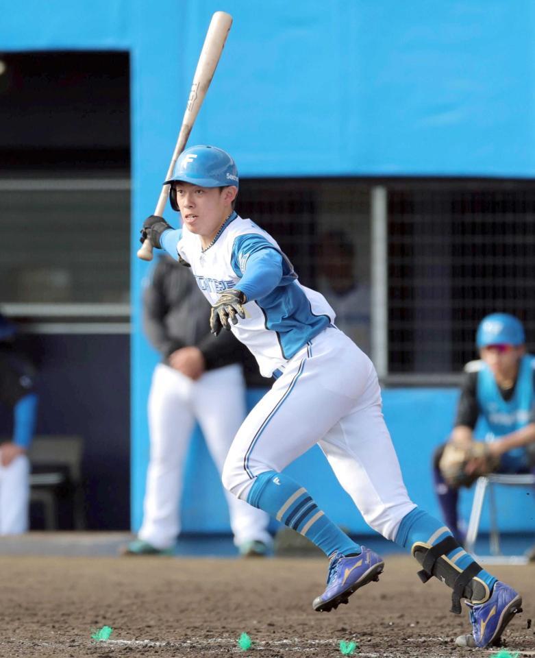 　８回、内野安打を放つ藤森（撮影・北村雅宏）