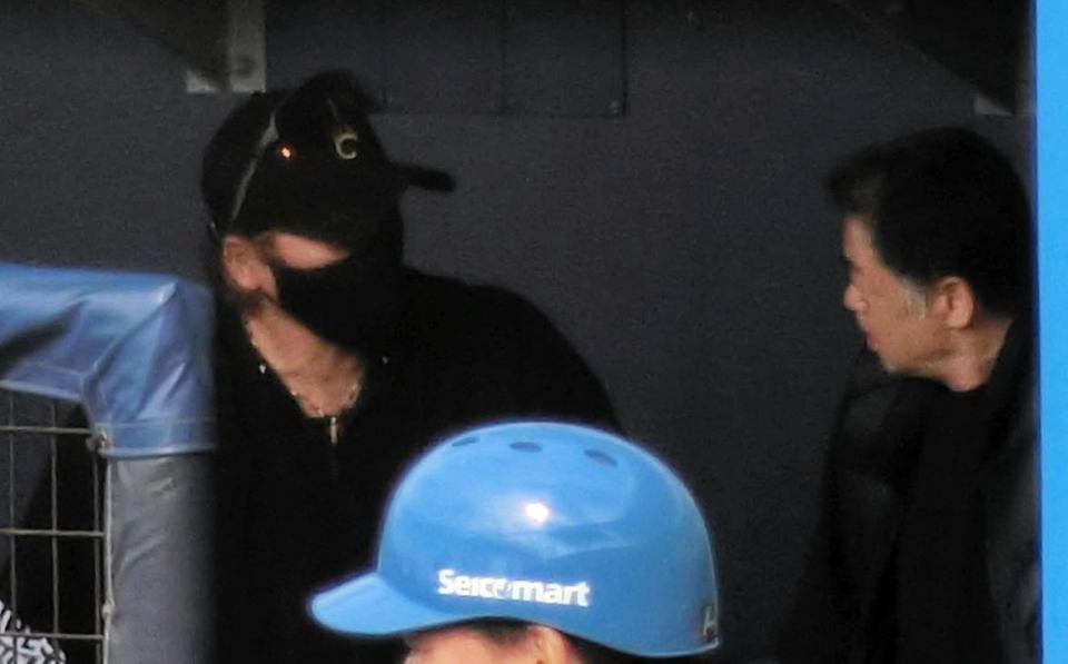 川藤幸三氏（右）と話す新庄監督