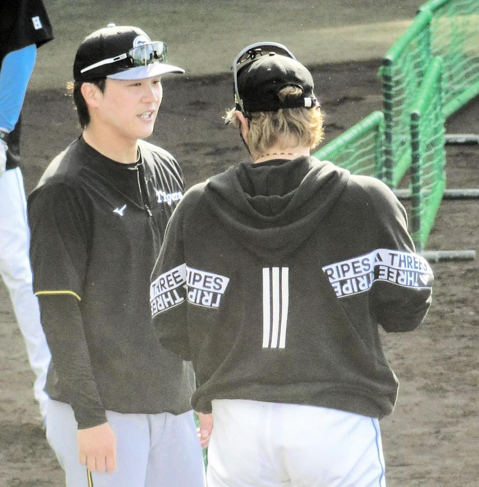 新庄監督（背中）にあいさつする伏見