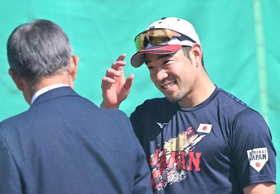 辻発彦さん（左）にあいさつする菊池