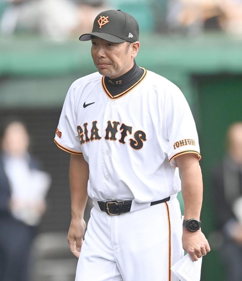 メンバー表の交換を終え引き揚げる阿部監督（撮影・開出牧）