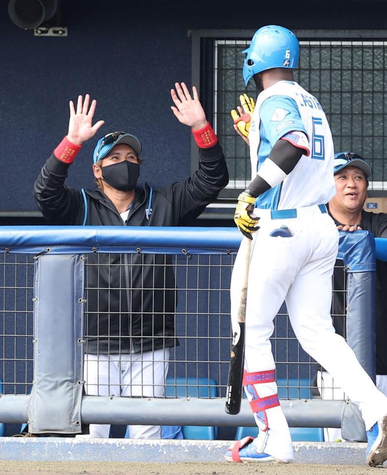 ４回、２ランを放ったカストロ（右）を笑顔で迎える新庄監督（撮影・西田忠信）