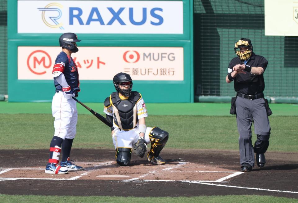 １回、ピッチクロックに違反した佐藤輝（左）