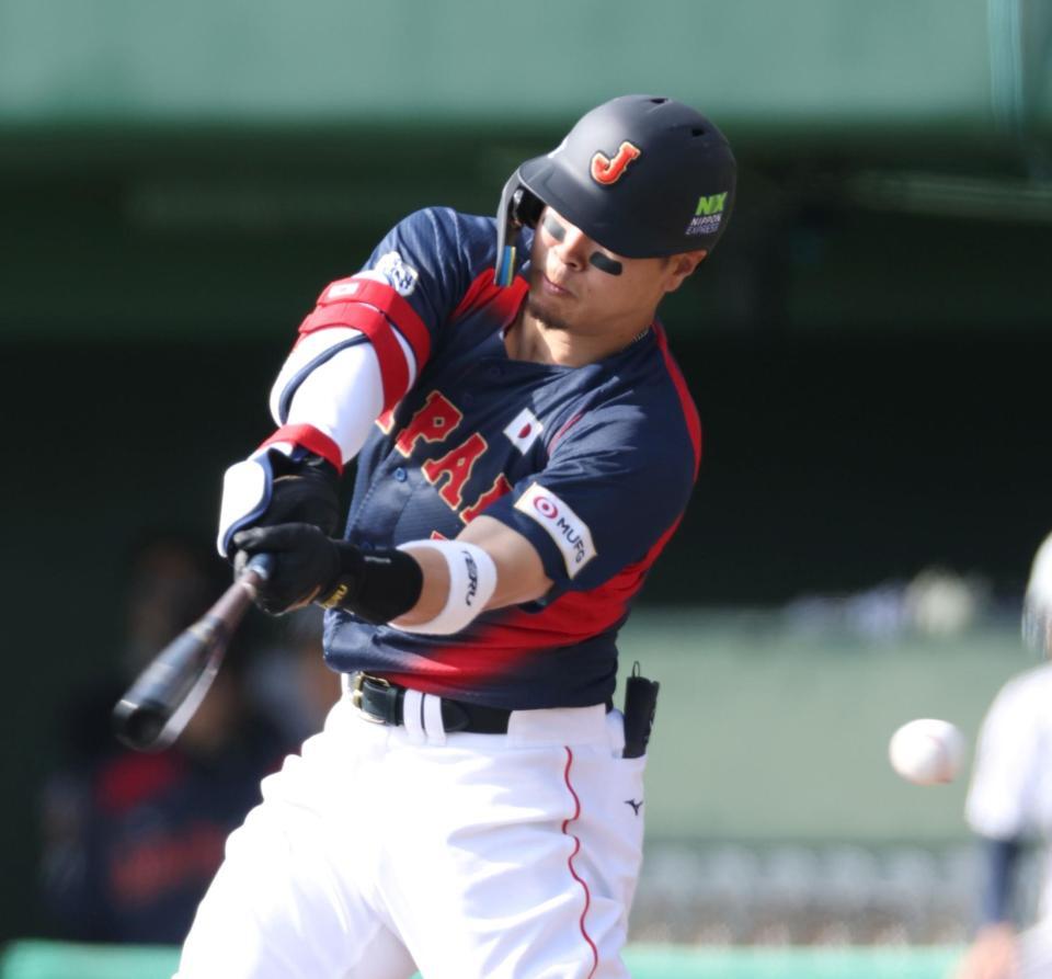 １回、空振り三振に倒れる佐藤輝（撮影・伊藤笙子）