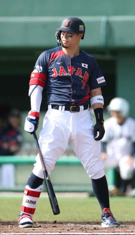 １回、ピッチクロック違反を取られ、ぼう然とする佐藤輝（撮影・伊藤笙子）