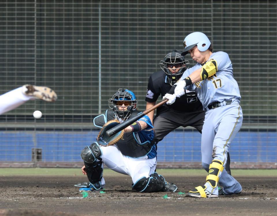 ５回、右前打を放つ伏見（捕手・田宮）＝撮影・山口登