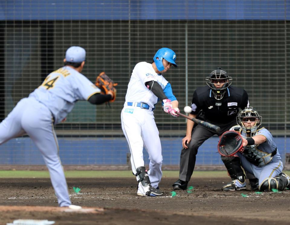 ４回、右越えにソロを放つ西川（撮影・山口登）