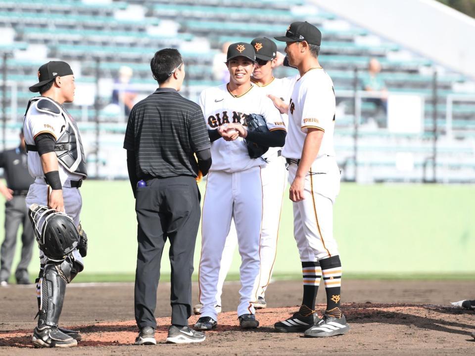 ７回から登板し好投するも９回途中で降板した山城（右から２人目）。右は内海投手コーチ（撮影・開出牧）
