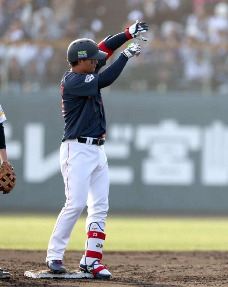 ９回、左線へ二塁打を放ち、塁上でポーズを決める森下（撮影・伊藤笙子）