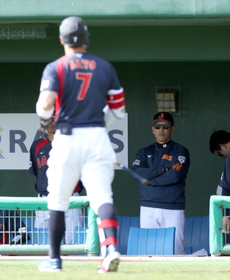 １回、打席でピッチクロック違反を取られ、空振り三振に倒れた佐藤輝（手前）を見つめる井端監督（撮影・伊藤笙子）