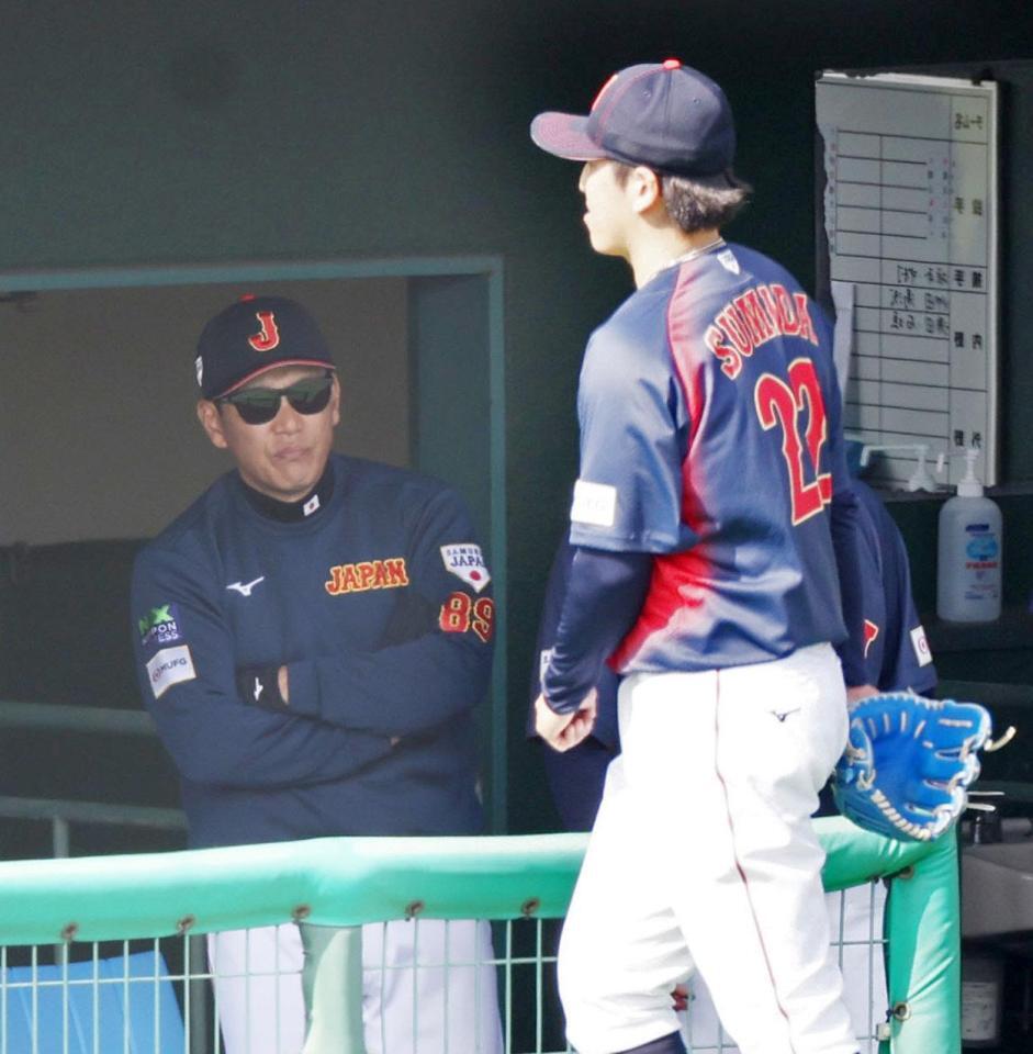 ２回終了、ベンチに戻る隅田（右）と井端監督