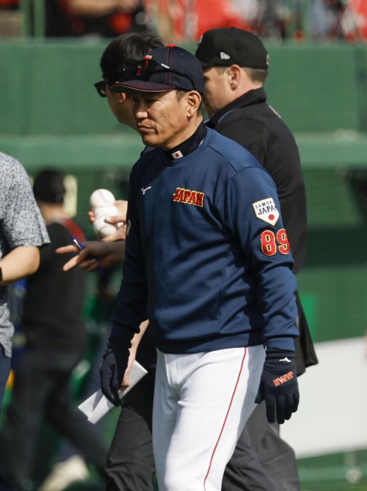 　２回の攻撃を終え、投手交代を告げベンチに戻る井端監督