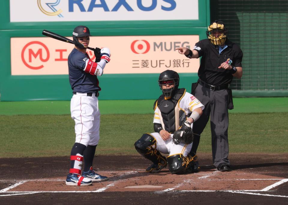 １回、打席に入るのが遅れ１ストライク取られる佐藤輝（撮影・金田祐二）