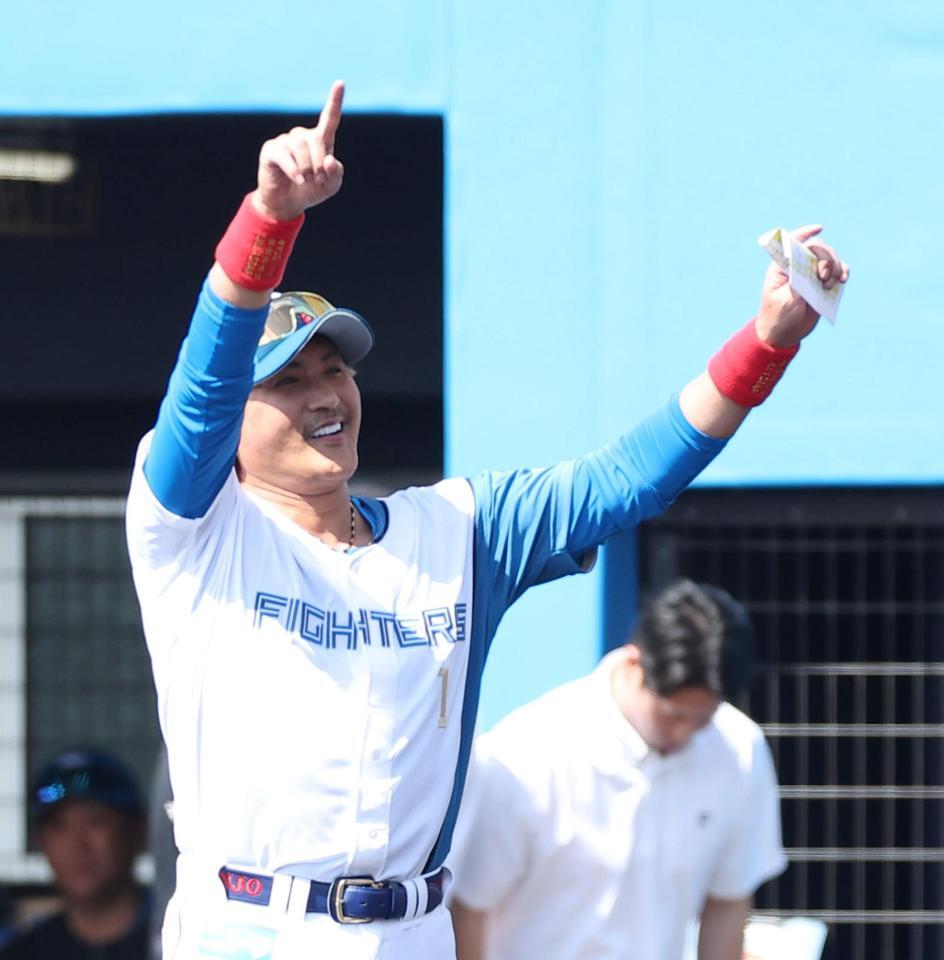 スタンドのファンに手を振る新庄監督（撮影・西田忠信）