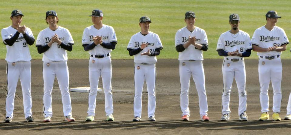 　キャンプを打ち上げ、手締めをする岸田監督（中央）とオリックスナイン