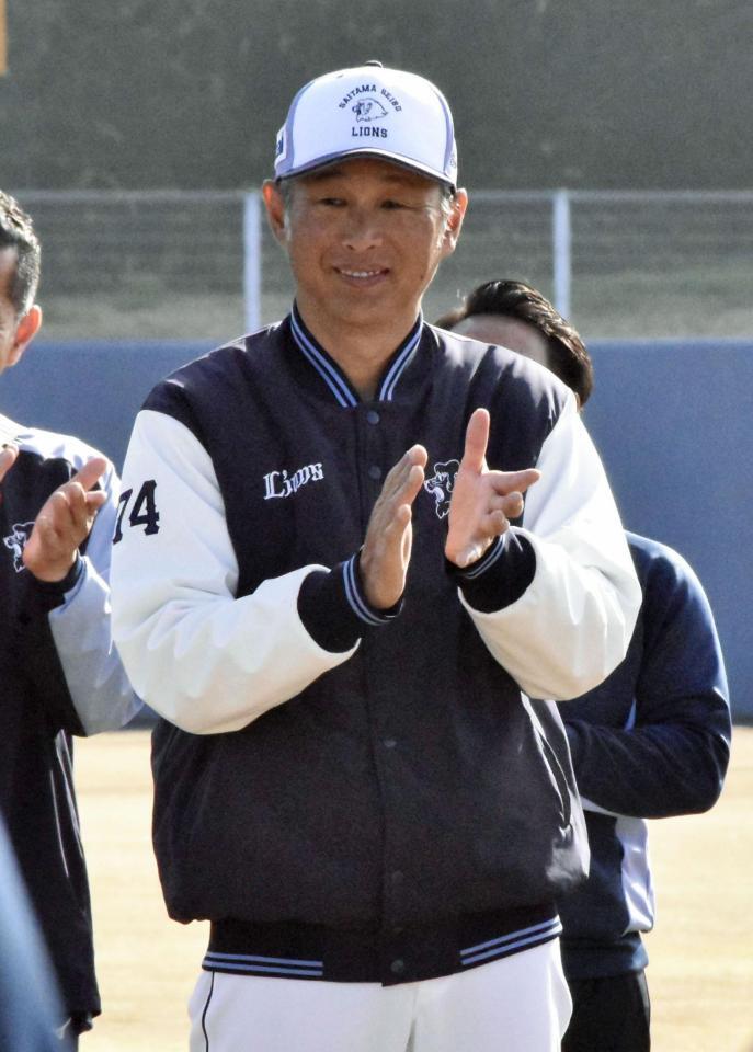 　キャンプを打ち上げ笑顔を見せる西口監督