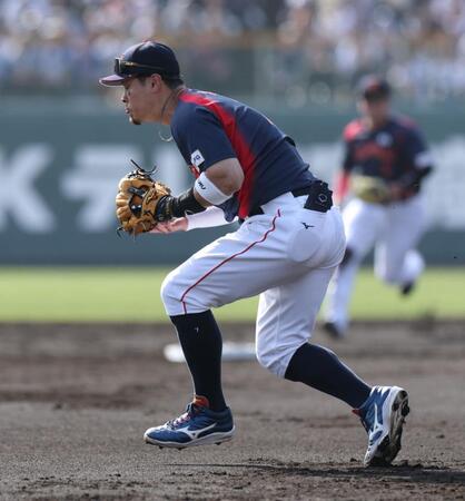 ３回、ダウンズの三ゴロを好捕する三塁手の佐藤輝（撮影・伊藤笙子）